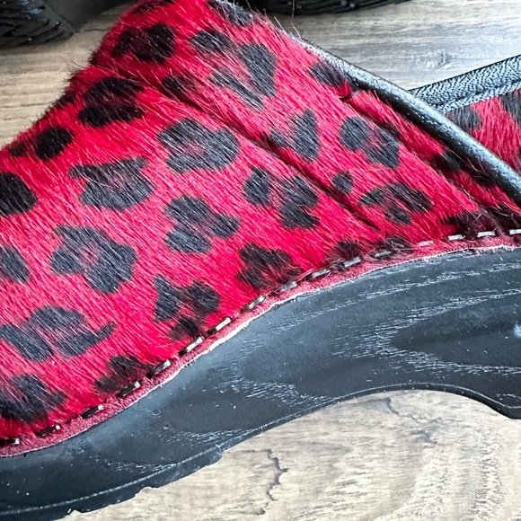 Dansko womens red and black calf hair cheetah comfortable clogs size 38 (7.5-8) - Picture 9 of 14